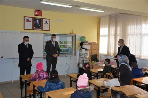 Kaymakamımız Sayın Rabia NAÇAR Öğrencilerimizin Karne Sevincine Ortak Oldu